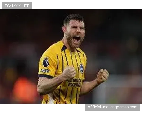 特写：39岁的米尔纳在布莱顿替补席上指挥年轻队友